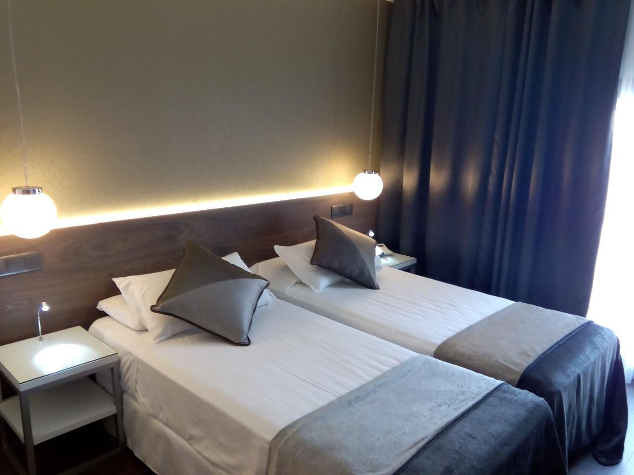 Twin Room with Street View,704528350:JPEG